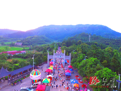 靖州六月十八赶庙会万人“陪你”夜游飞山(组图)