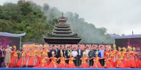 全国各地上万名游客、水果批发商等齐聚靖州 现场品味靖州杨梅