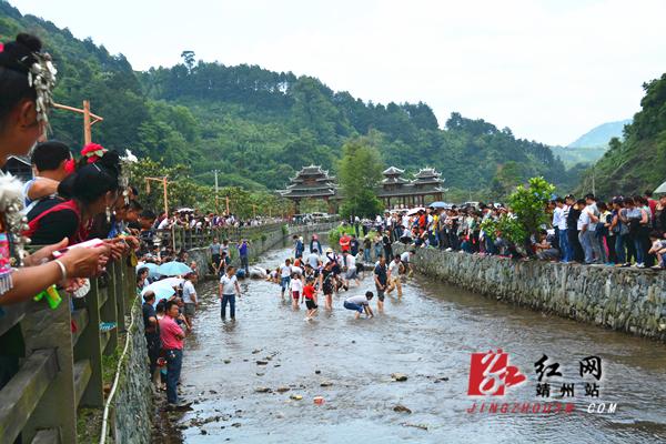 靖州岩脚侗寨万名游客欢度“四八姑娘节”
