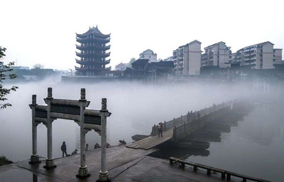湖南怀化南部一个县,和贵州相邻,拥有五龙潭湿地公园