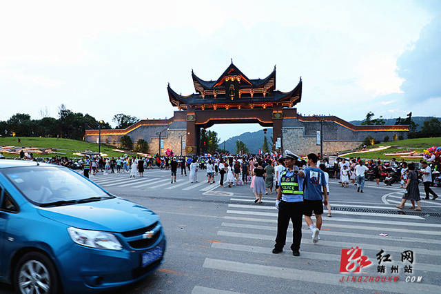 靖州:八方游客夜游飞山 美景刷爆朋友圈_手机网