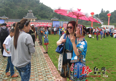 最炫民族风:苗家阿妹点“靓”靖州杨梅节